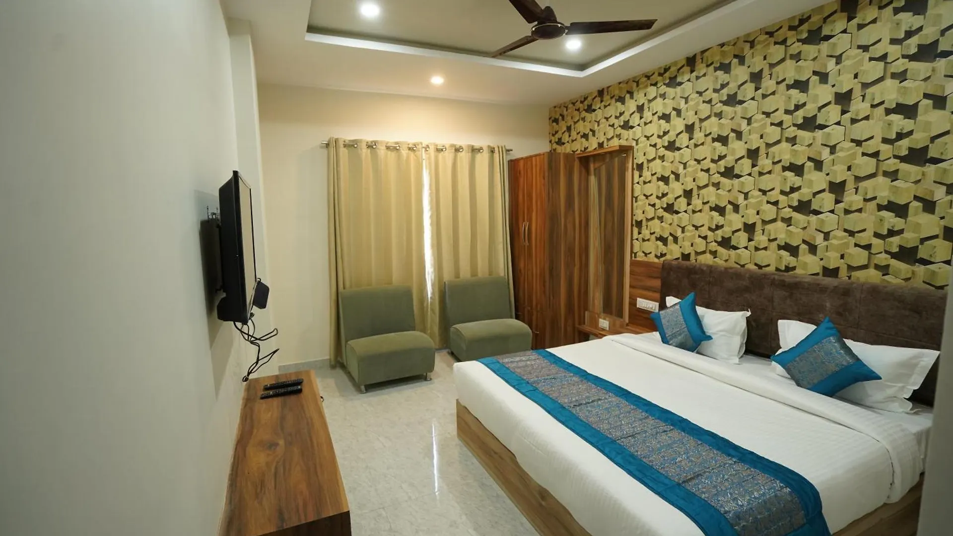 ***  Hotel Paramount Udaipur India